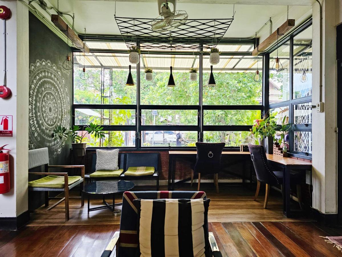 Sherloft Home & Hostel Chiang Mai Bagian luar foto