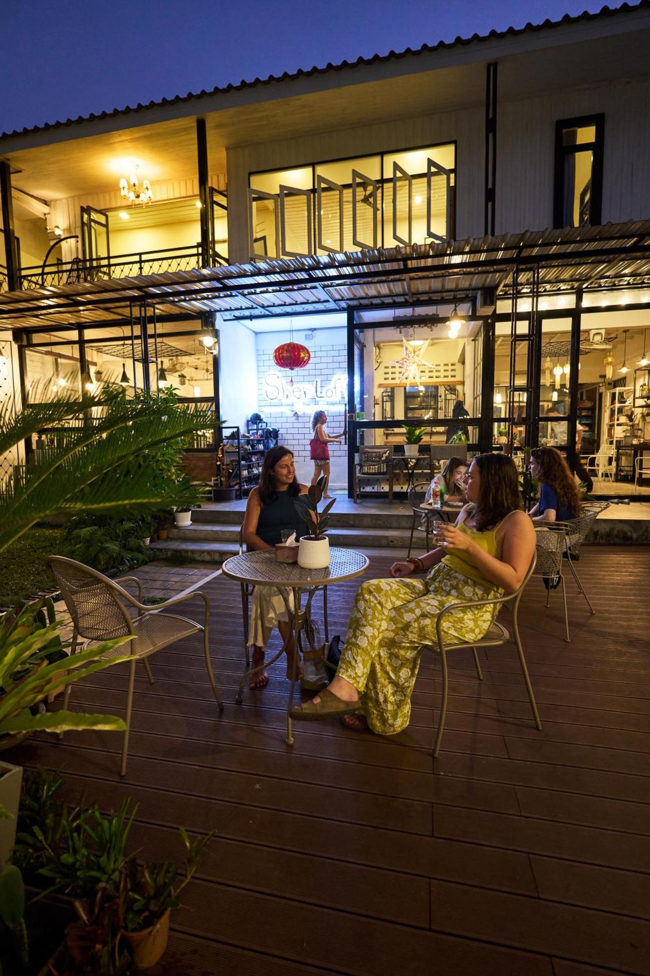 Sherloft Home & Hostel Chiang Mai Bagian luar foto