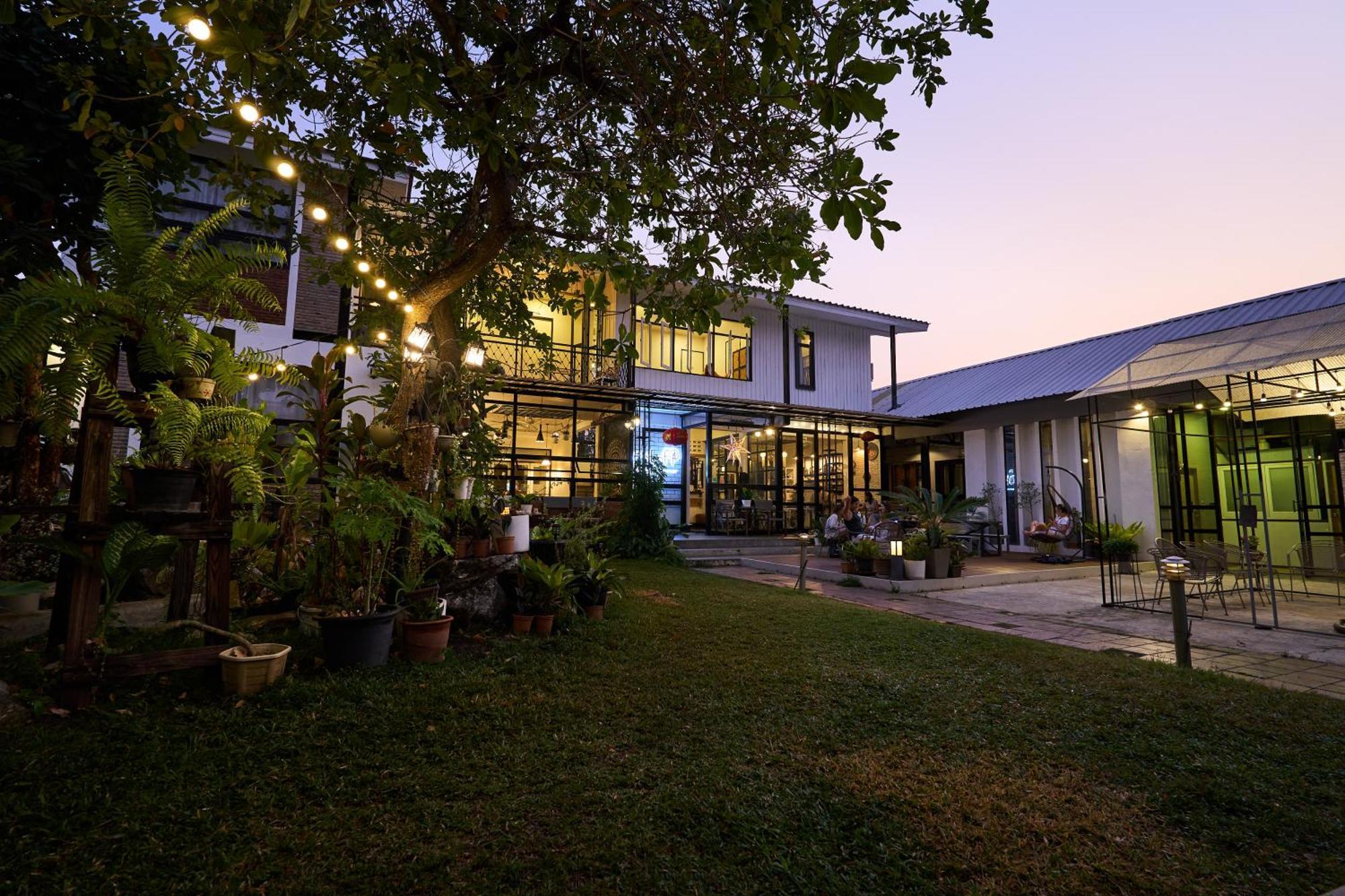 Sherloft Home & Hostel Chiang Mai Bagian luar foto