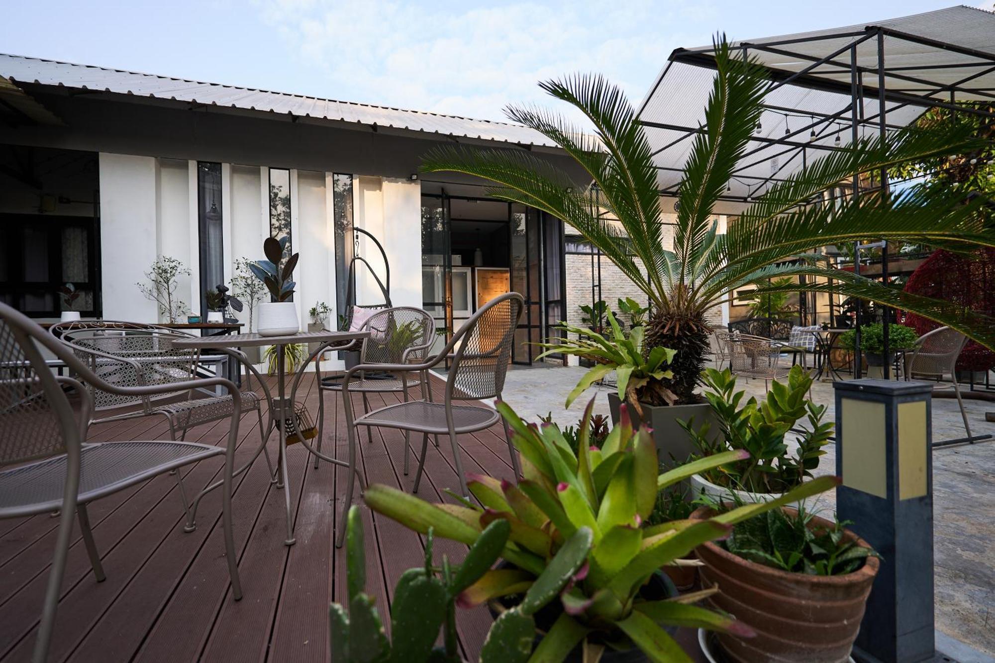 Sherloft Home & Hostel Chiang Mai Bagian luar foto