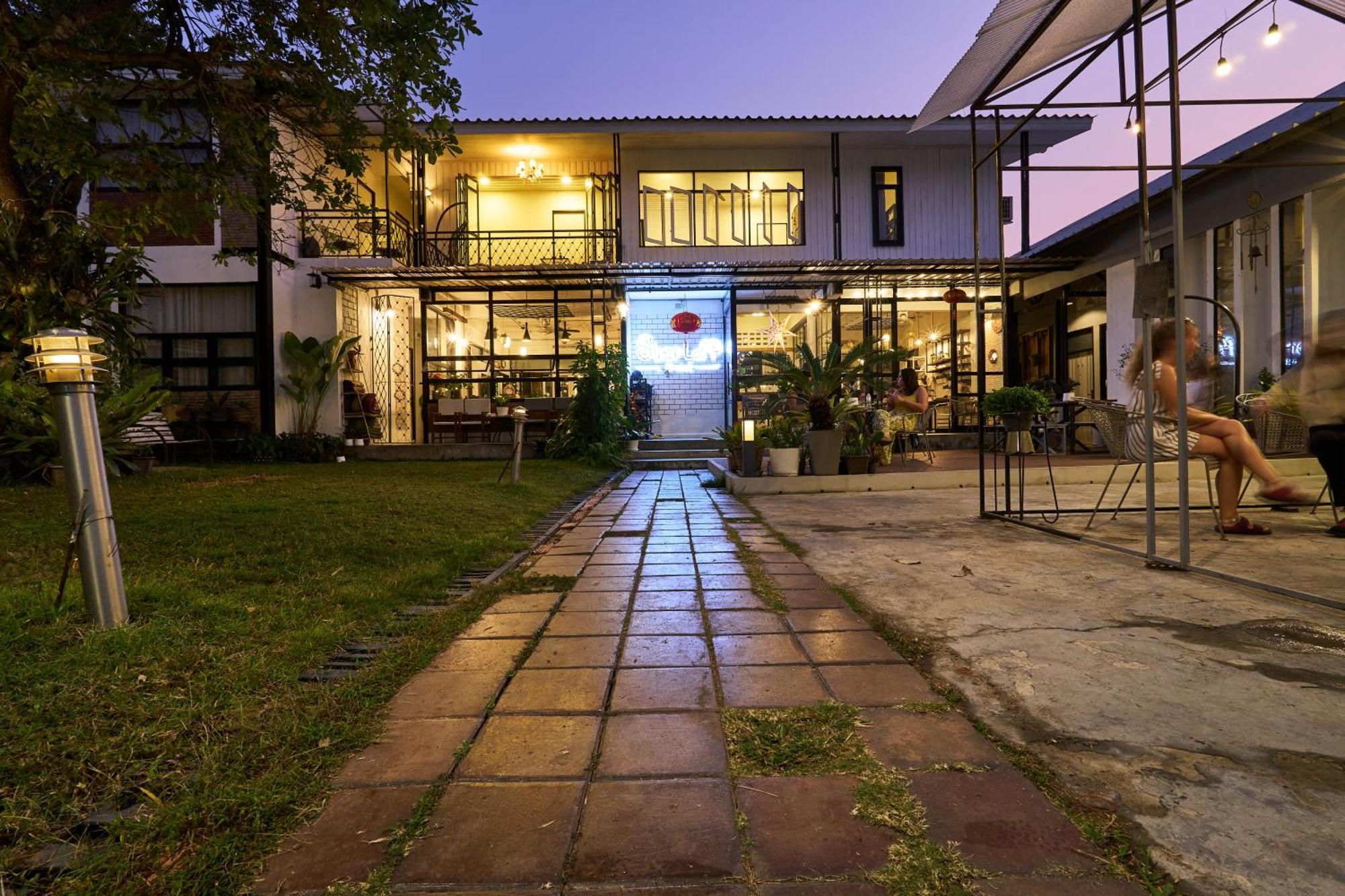 Sherloft Home & Hostel Chiang Mai Bagian luar foto