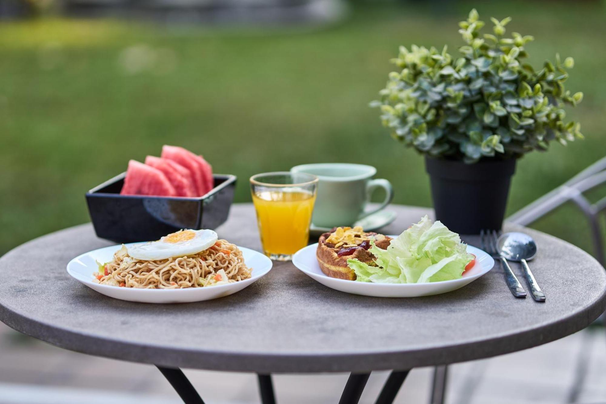 Sherloft Home & Hostel Chiang Mai Bagian luar foto