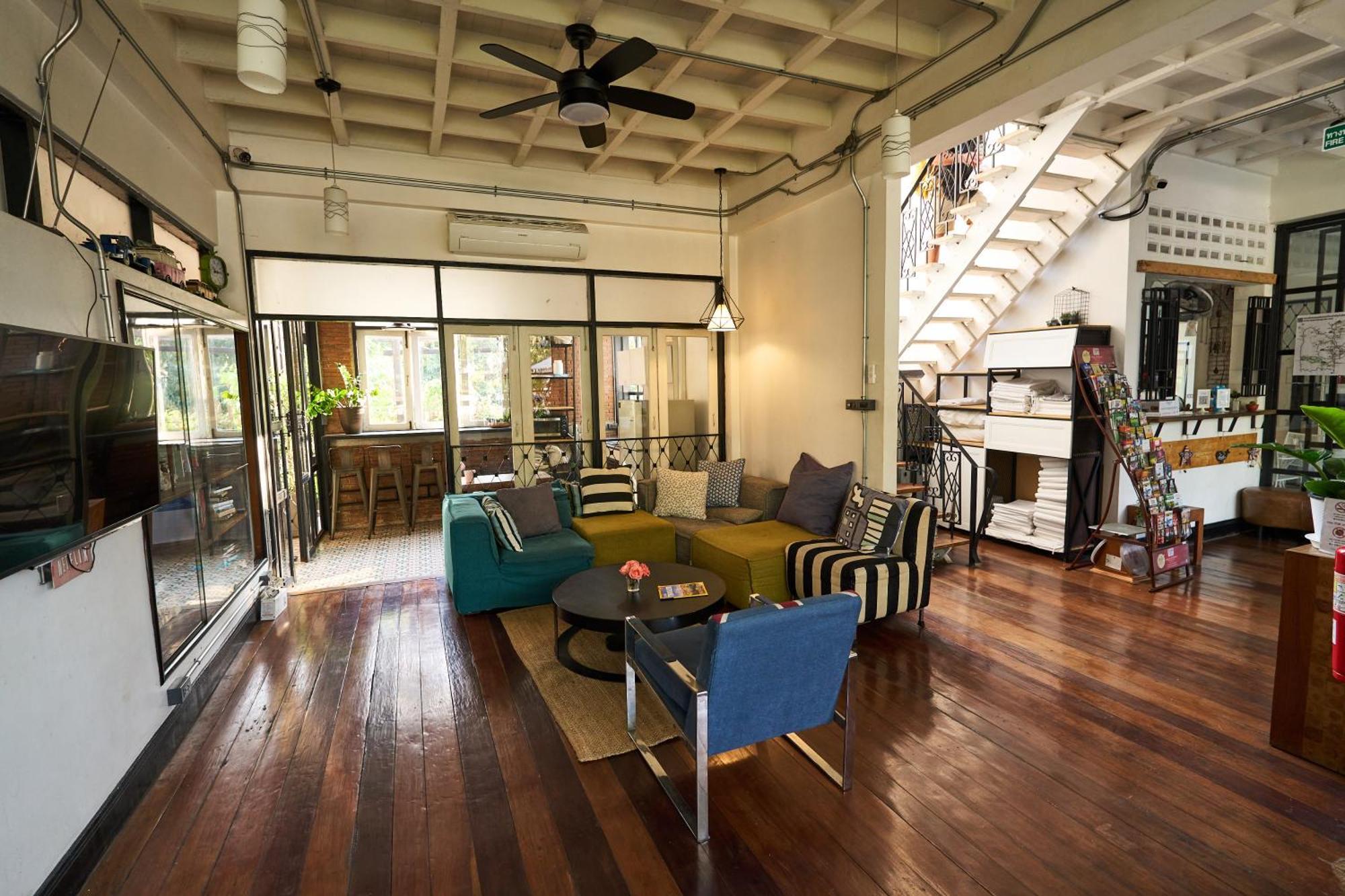 Sherloft Home & Hostel Chiang Mai Bagian luar foto