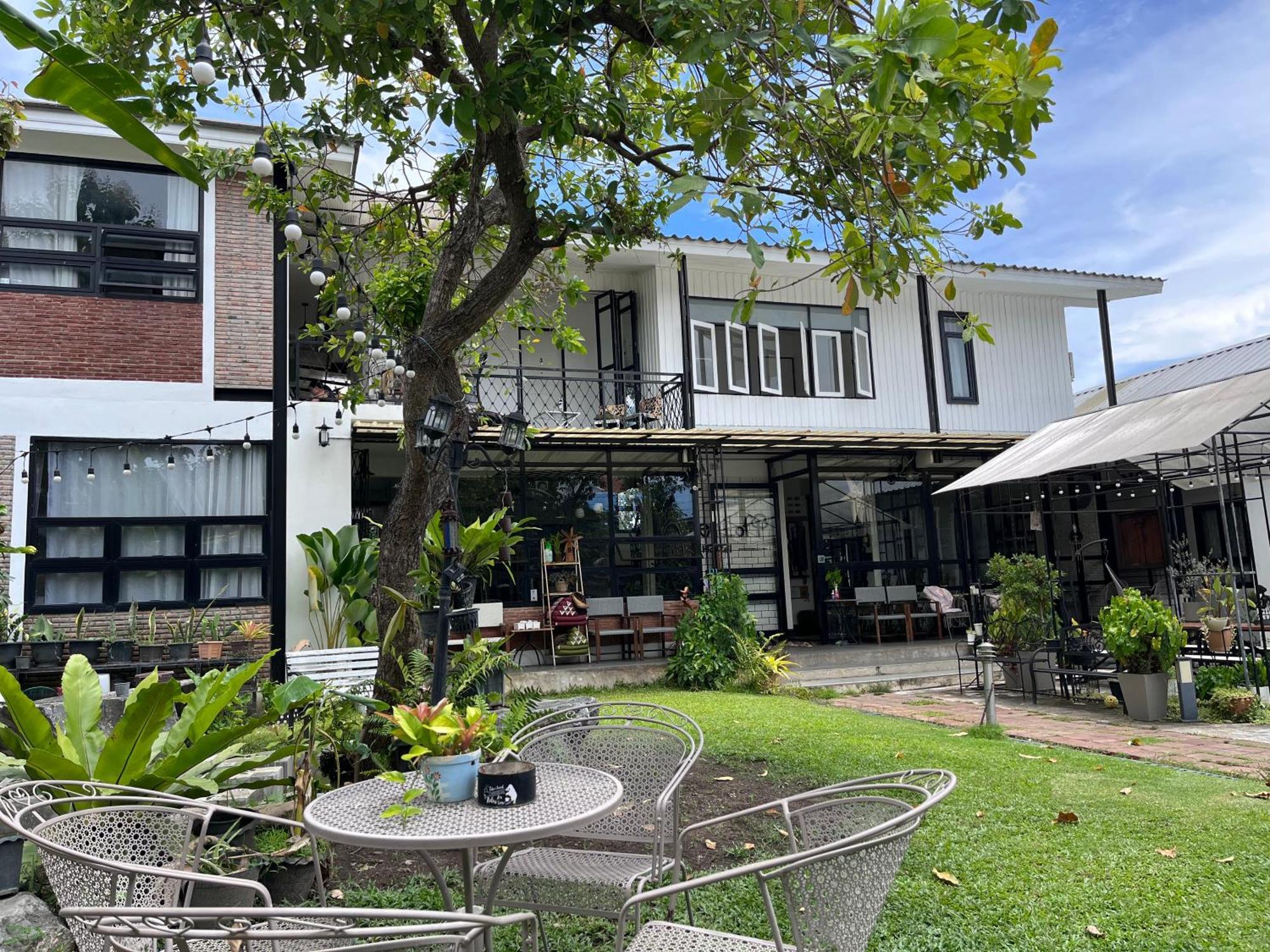 Sherloft Home & Hostel Chiang Mai Bagian luar foto