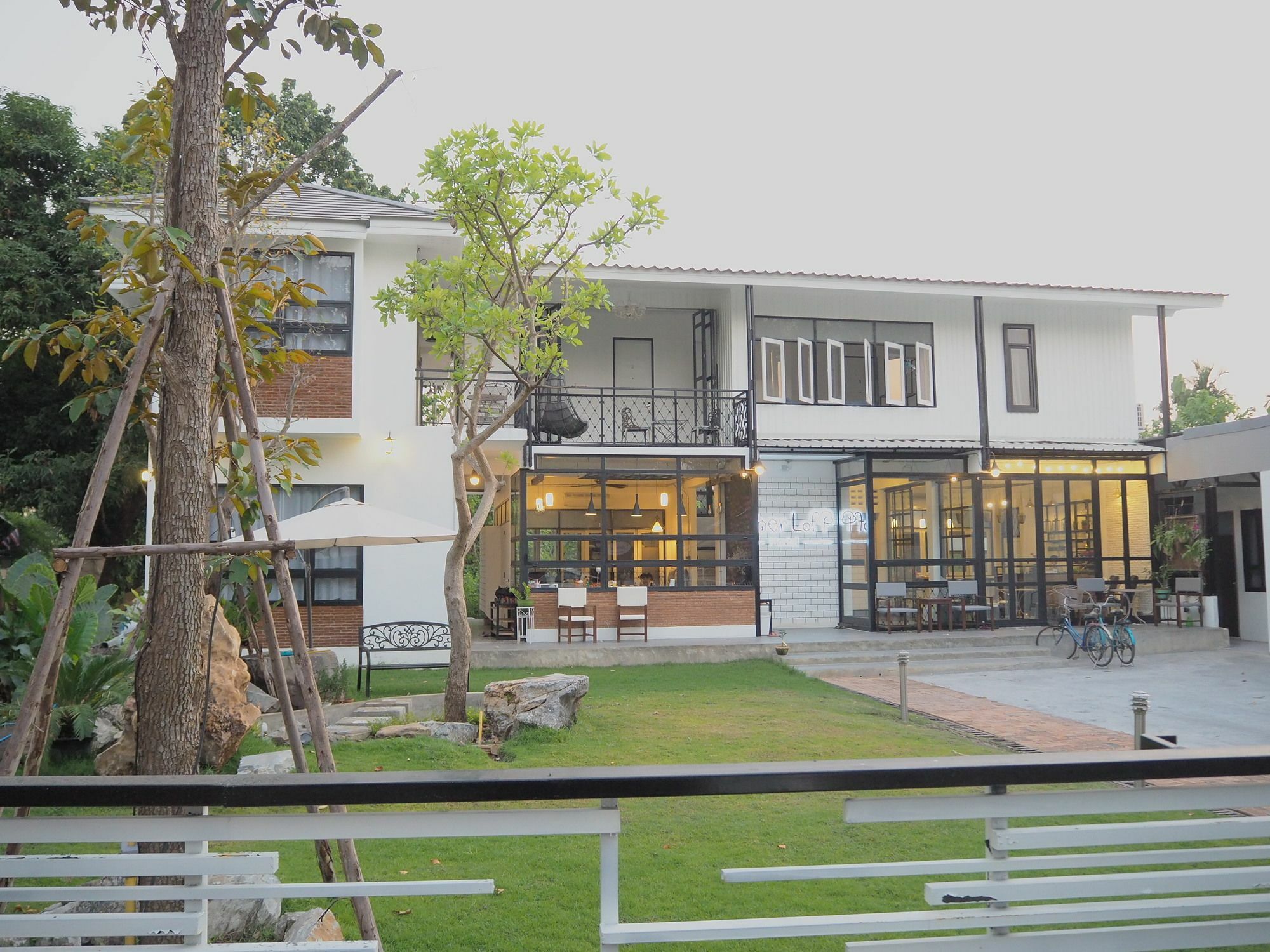 Sherloft Home & Hostel Chiang Mai Bagian luar foto