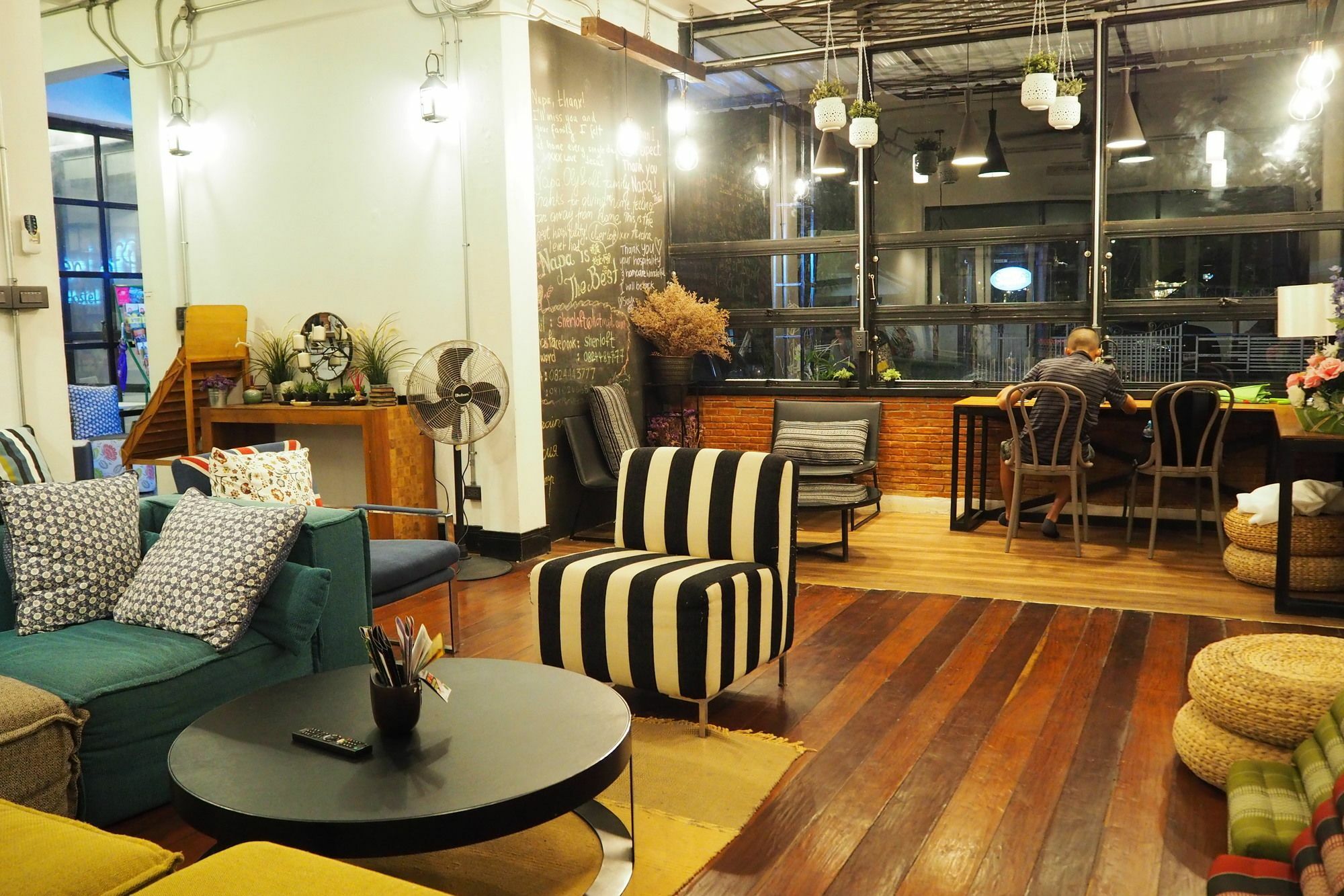 Sherloft Home & Hostel Chiang Mai Bagian luar foto