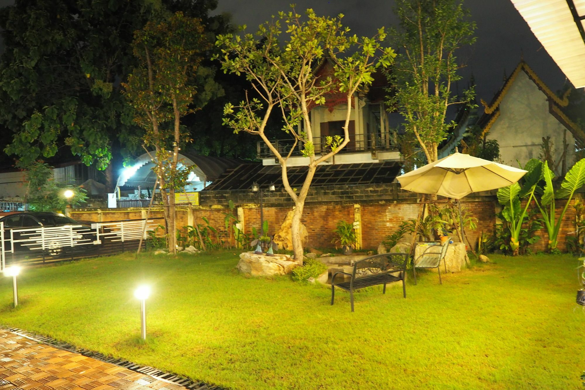 Sherloft Home & Hostel Chiang Mai Bagian luar foto
